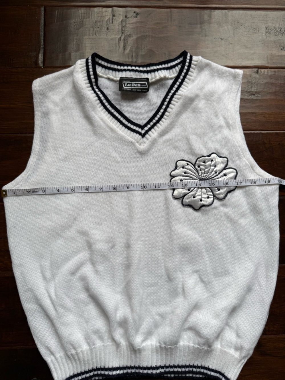 Vintage 90s Cream Knit Sweater Vest Floral Appliqué Preppy Minimalist M/L - Picture 5 of 6